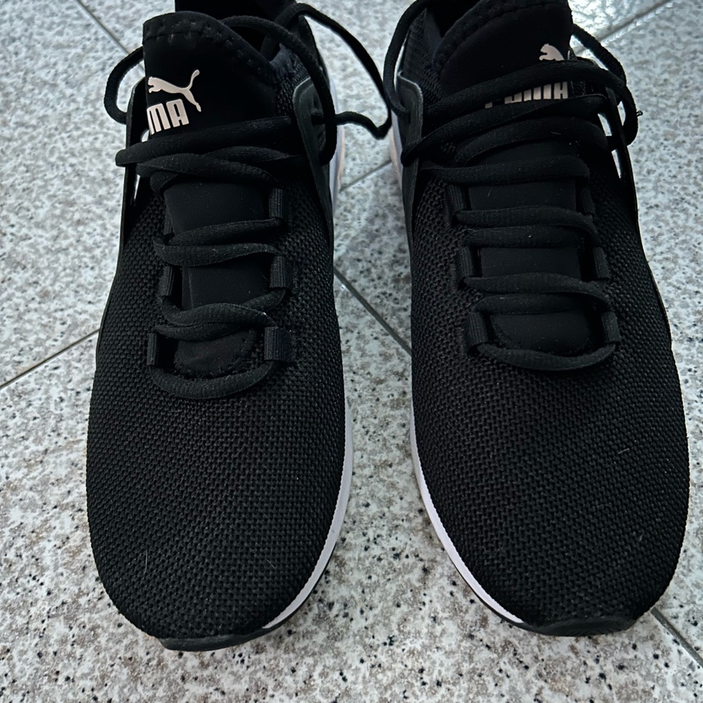 Woman’s pumas